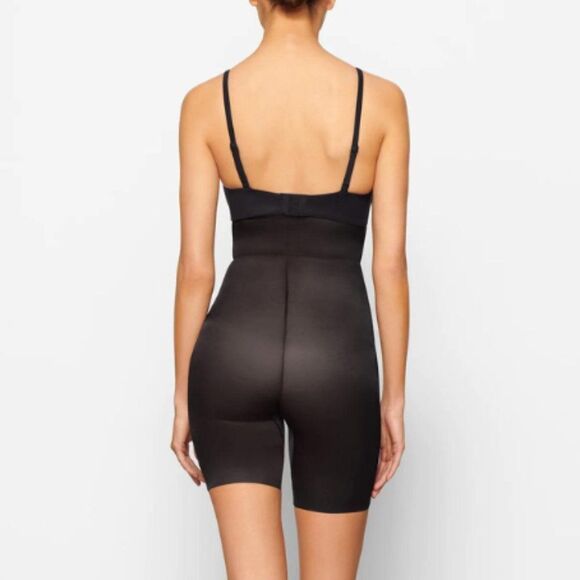Skims Women's Black Barely There Mid Thigh Short Shapewear Size Large - Picture 2 of 13
